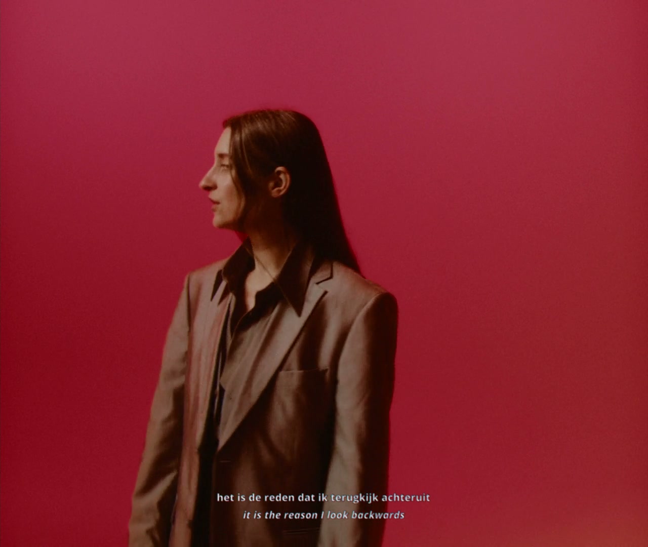 Eefje de Visser performing against a red background in Beeld Hangt Stil.